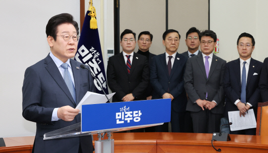이재명 더불어민주당 대표가 23일 오전 국회에서 열린 기자회견에서 발언하고 있다.[연합뉴스]